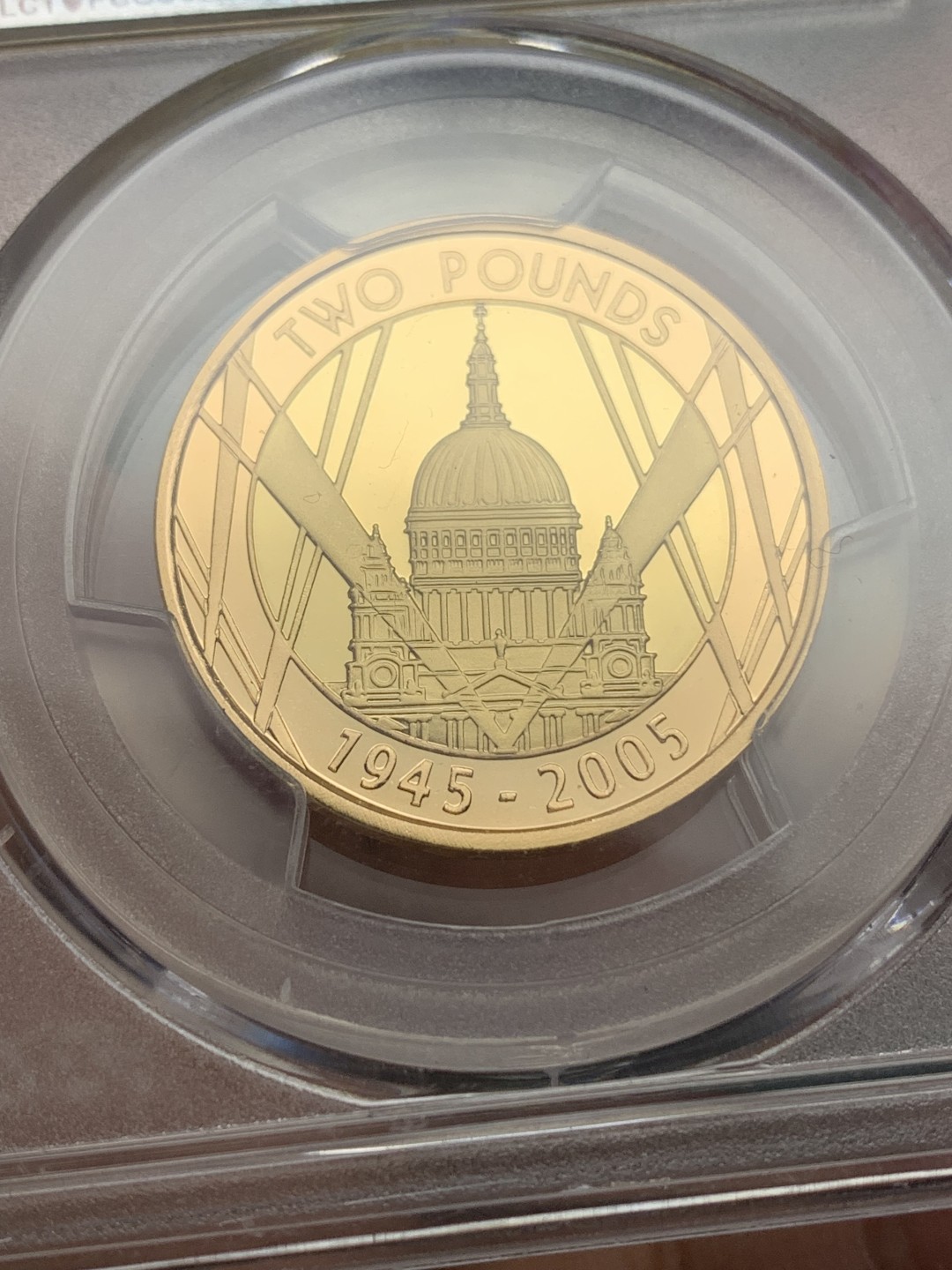 《竞宝斋》第147场-周日，周一 2场 (全场包邮) PCGS PR69DCAM 2005年 英国二战结束60年纪念金币 15.976克 0.9167金 直径28.4MM  发行2，924枚