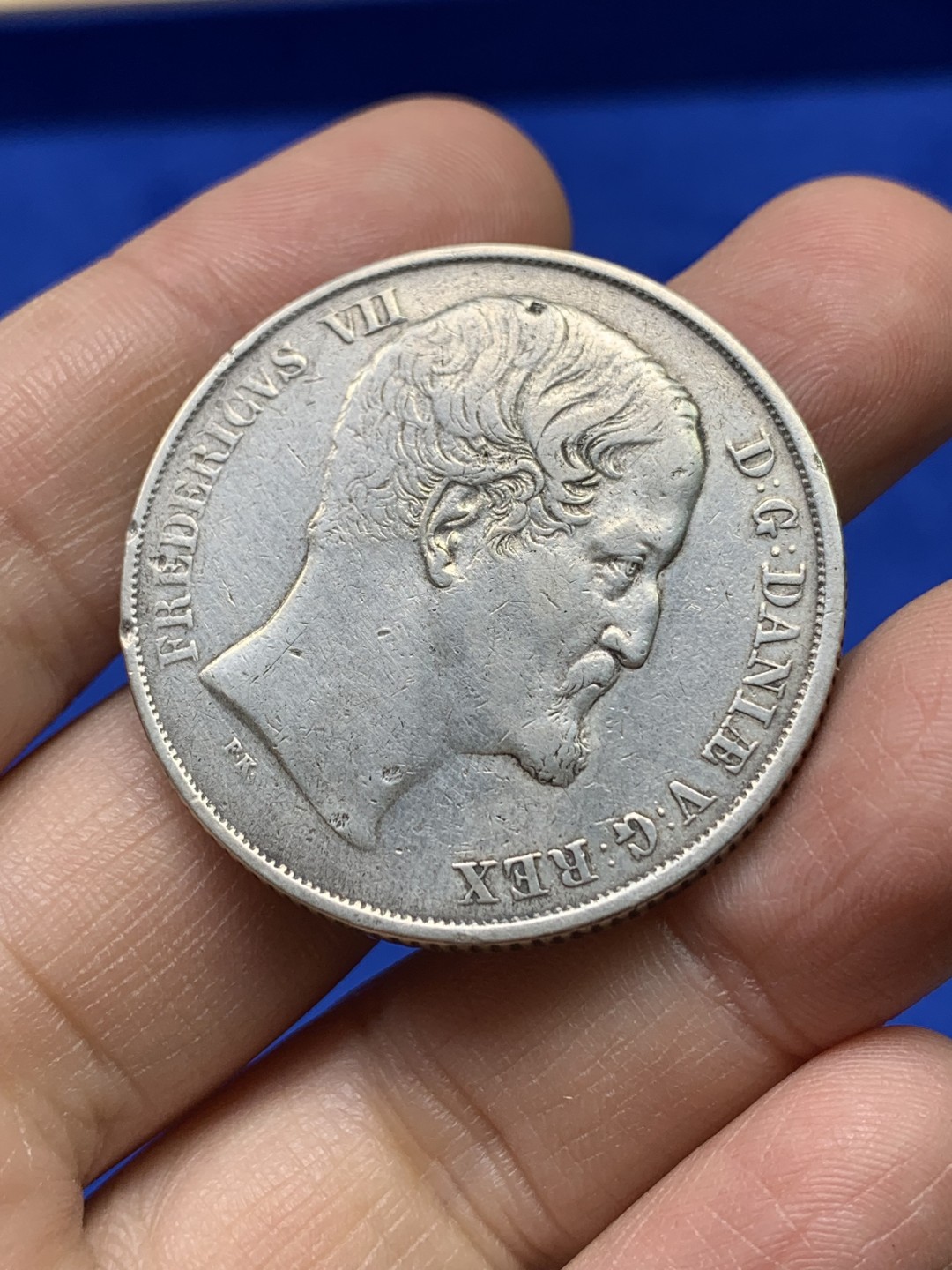 《竞宝斋》第147场-周日，周一 2场 (全场包邮) 丹麦 1849年 弗朗西斯七世SP达勒 28克少见北欧大主币 边齿浑厚 边齿浑厚