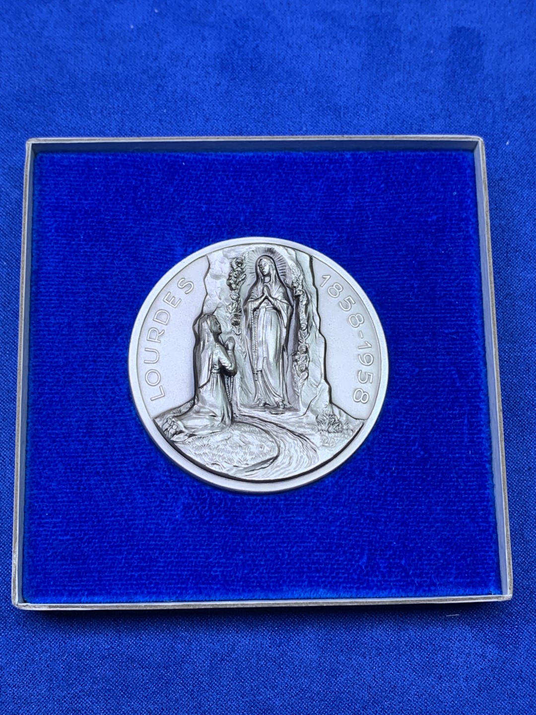 《竞宝斋》第147场-周日，周一 2场 (全场包邮) 1958年 梵蒂冈教皇庇护十二世镀银铜章（纸盒），直径50mm，重量74.4g，超级高浮雕