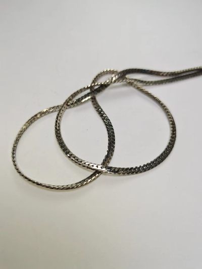 【8个洞收藏】第6场★0押0起一件包邮★女神专场(持续更新···) 7天连拍 回馈老粉 感谢陪伴   - 回流 法式扁头鱼骨链 合金，男女皆可，长44CM 粗2.6 某书很受欢迎的一种款型 就这一条手边 这种密集链一般都比普通的成本贵 