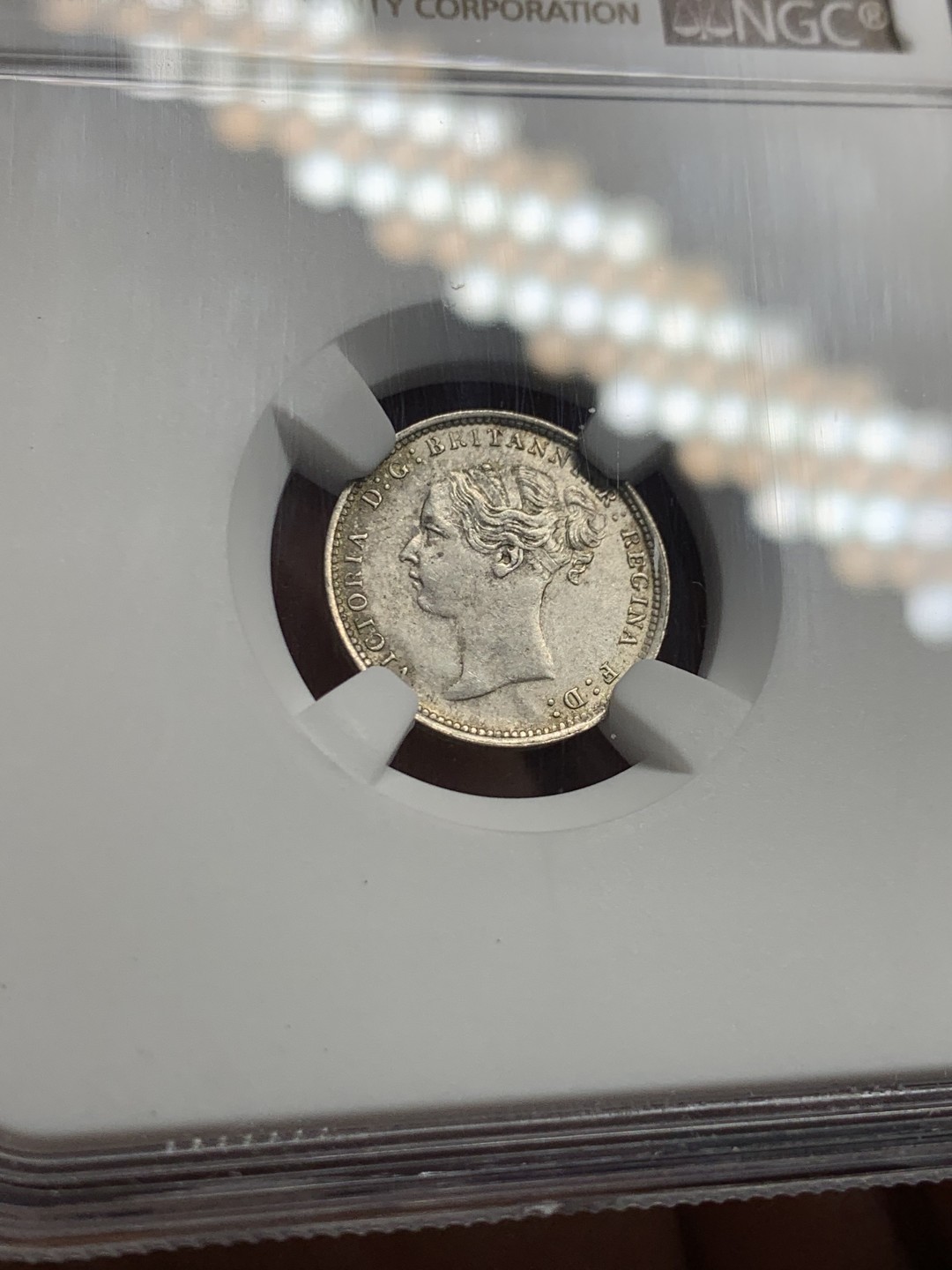 《竞宝斋》第147场-周日，周一 2场 (全场包邮) NGC MS 63 1884年英国小维3便士银币 五彩包浆状态好