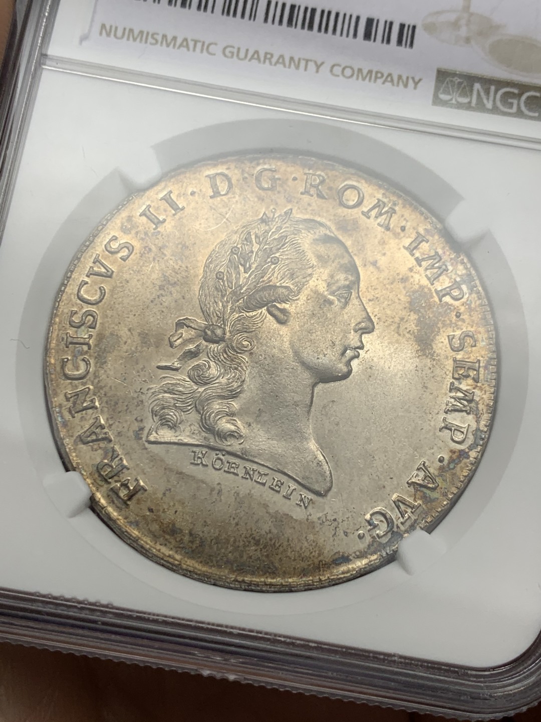 《竞宝斋》第147场-周日，周一 2场 (全场包邮) NGC MS61 1793神圣罗马帝国末代皇帝弗朗茨二世雷根斯堡市 景观大泰勒银币，价格平稳上涨的品种，老包浆，带点PL的感觉。很漂亮