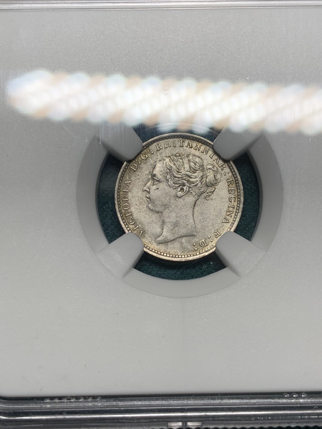 《竞宝斋》第147场-周日，周一 2场 (全场包邮) NGC MS 63 1884年英国小维3便士银币 五彩包浆状态好