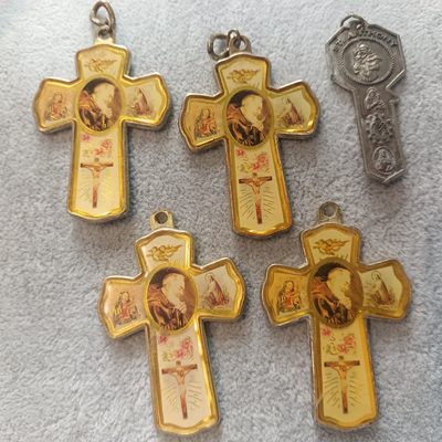 【8个洞收藏】第6场★0押0起一件包邮★女神专场(持续更新···) 7天连拍 回馈老粉 感谢陪伴   - 意大利 彩印烫金大尺寸 五伤圣牌一组 加一个其他异形  共5枚异形坠牌 52.6克，年代估计约九十年代左右，同行倒手批发也快可以出手的热销品 这个我的老顾客只有发出必抢的小件 以前有一些库存 这个现在剩的也不多了 ，货基本没有了 拍卖当批了 