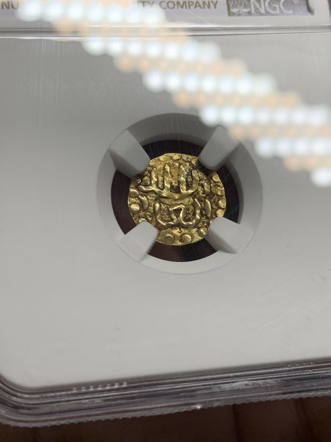 《竞宝斋》第147场-周日，周一 2场 (全场包邮) NGC-AU53 印度尼西亚AH1016年 伊斯坎达·慕达 金币1KUPANG 稀少品种