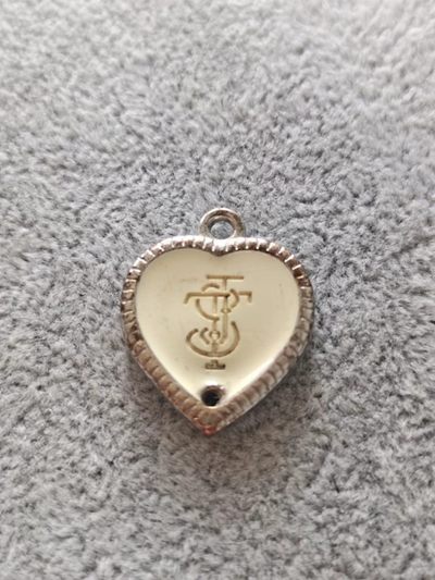 【8个洞收藏】第6场★0押0起一件包邮★女神专场(持续更新···) 7天连拍 回馈老粉 感谢陪伴   - 心的符号，这款形制特别，中间不清楚是什么材质，当合金处理吧 