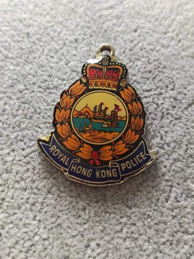 【8个洞收藏】第6场★0押0起一件包邮★女神专场(持续更新···) 7天连拍 回馈老粉 感谢陪伴   - 英国皇家香港警察小挂件一个 浇筑工艺 年代看着像八九十年物件 只一个  40.4*30.7MM