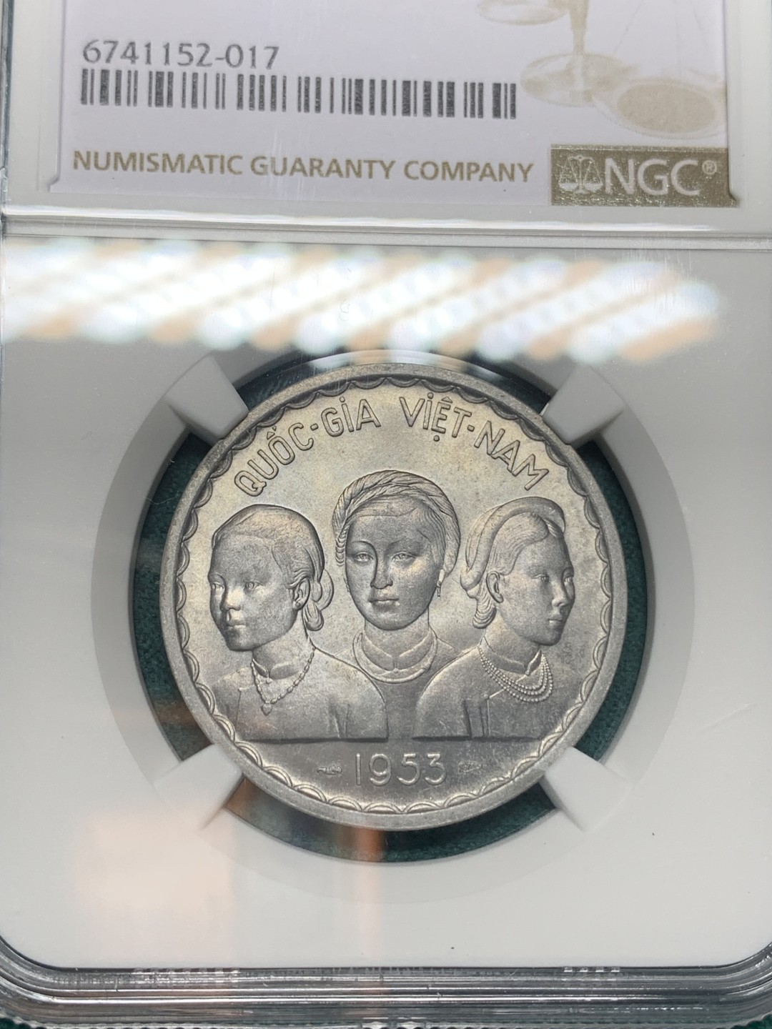 《竞宝斋》第147场-周日，周一 2场 (全场包邮) NGC MS64南越南1953年双龙三姐妹大铝币，南越南所有币中最有设计感的一套，既有东南亚服装特色，由有宗主国双龙的影子