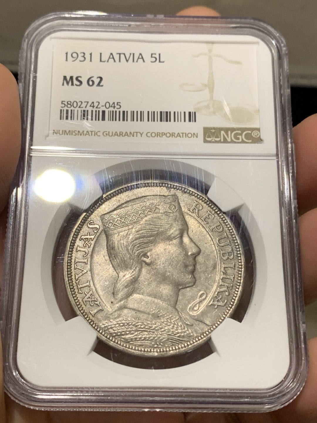 《竞宝斋》第147场-周日，周一 2场 (全场包邮) NGC-MS62 拉脱维亚 1931年5拉特美女大银币 带点包浆 外拍热门品种 价格洼地