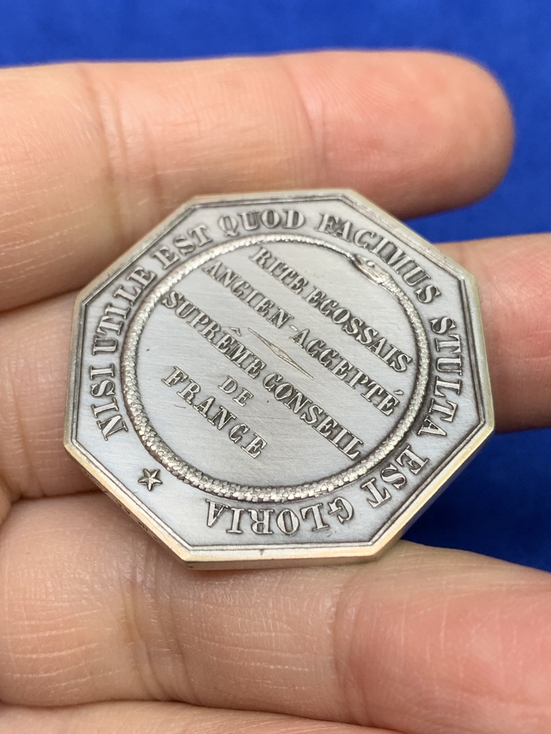 《竞宝斋》第147场-周日，周一 2场 (全场包邮) 法国 巴黎造币厂复刻 八角银章 限量500枚之46（边铭）孤儿救助八角银章 34.6mm 20.8克