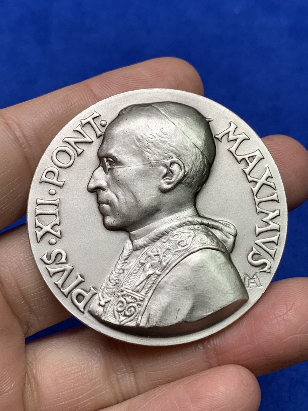 《竞宝斋》第147场-周日，周一 2场 (全场包邮) 1958年 梵蒂冈教皇庇护十二世镀银铜章（纸盒），直径50mm，重量74.4g，超级高浮雕