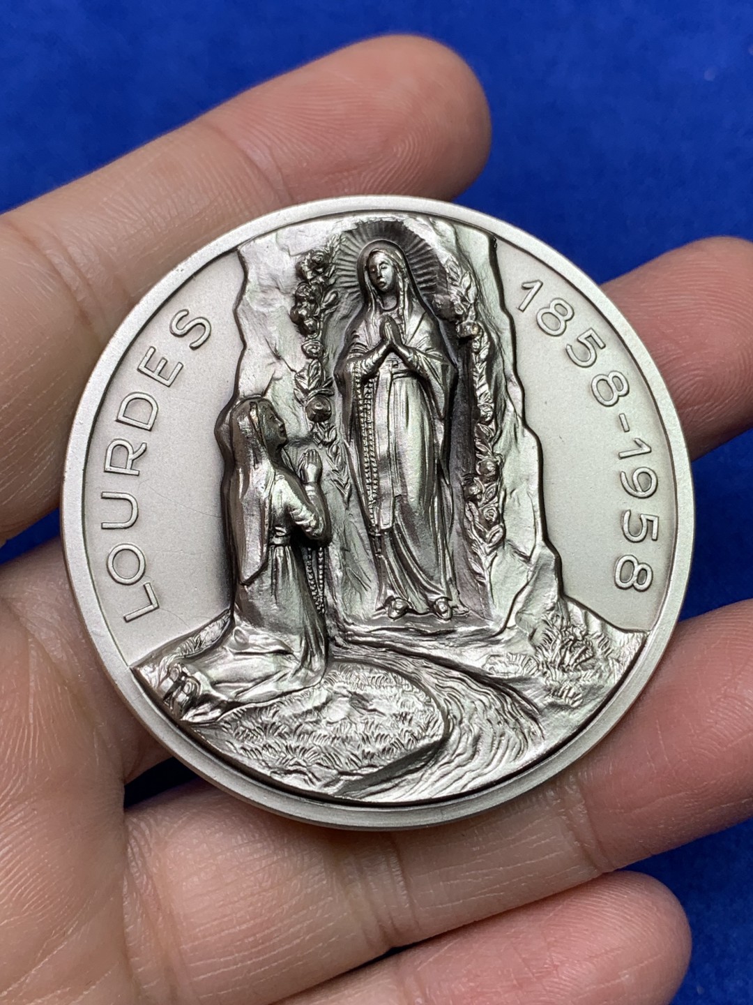 《竞宝斋》第147场-周日，周一 2场 (全场包邮) 1958年 梵蒂冈教皇庇护十二世镀银铜章（纸盒），直径50mm，重量74.4g，超级高浮雕