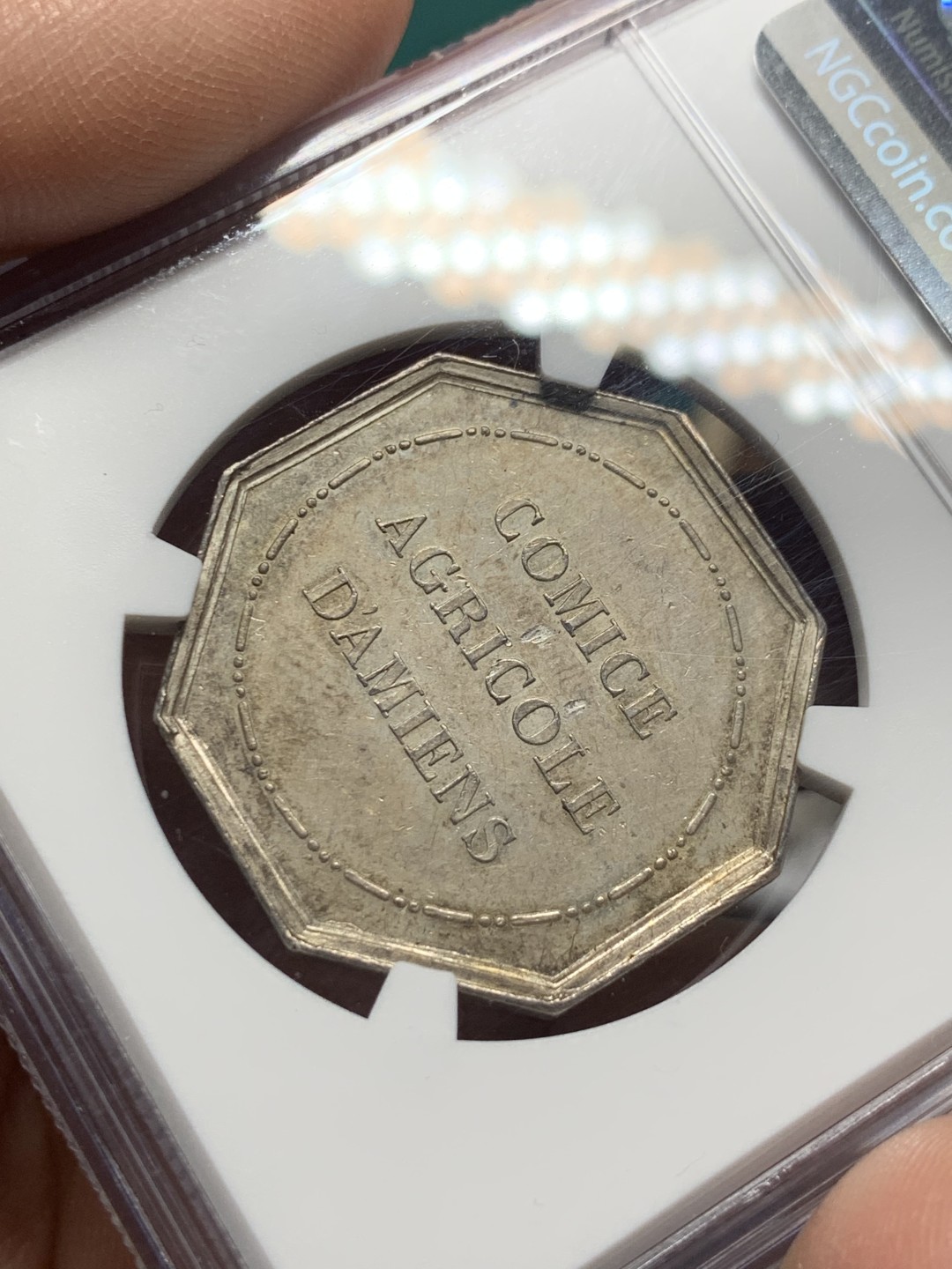 《竞宝斋》第147场-周日，周一 2场 (全场包邮) NGC-MS62 法国十九世纪 谷物女神 八角JETON 银制 高浮雕五彩