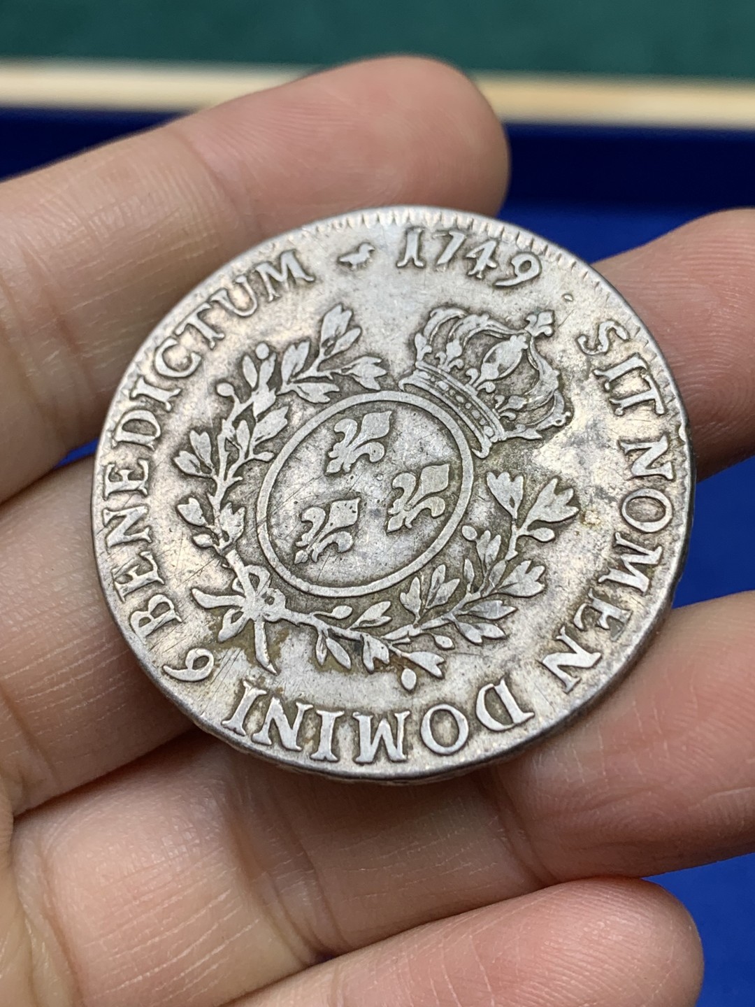 《竞宝斋》第147场-周日，周一 2场 (全场包邮) 1749-9雷恩厂法国路易十五埃居大银币，极其罕见的版本，发行量24000，学者认为已知的存世量不足5枚（Alhéritière & Deswelle, 2004）