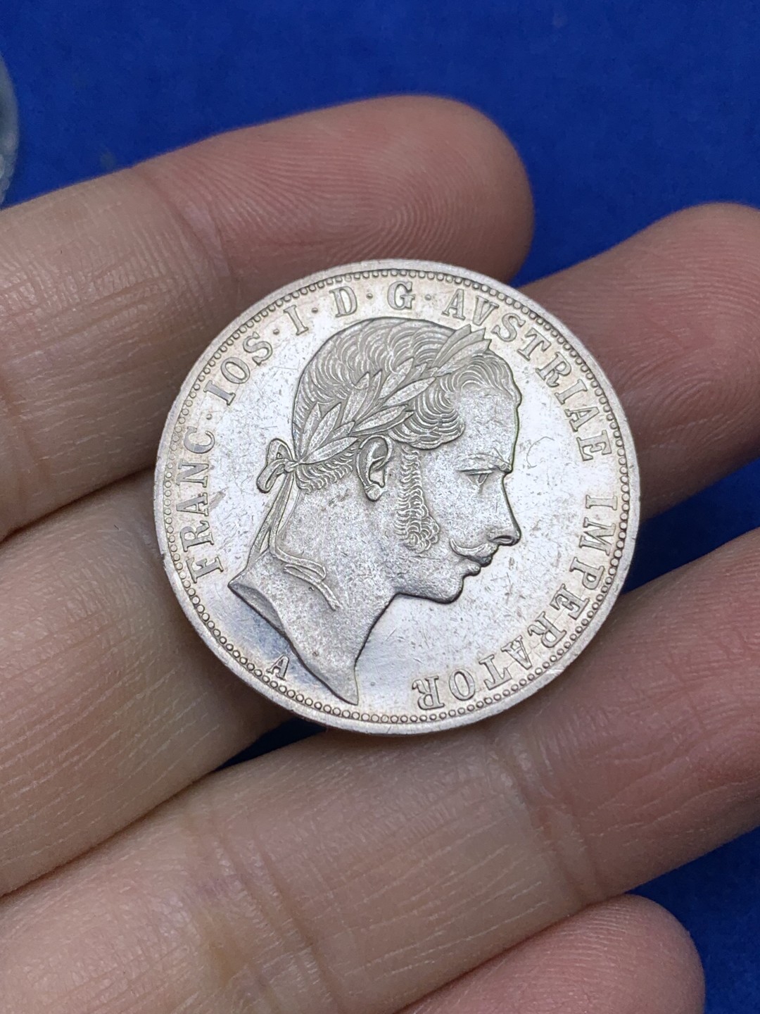 《竞宝斋》第147场-周日，周一 2场 (全场包邮) 1860年奥地利1弗洛林银币，细节很不错，底板带镜面