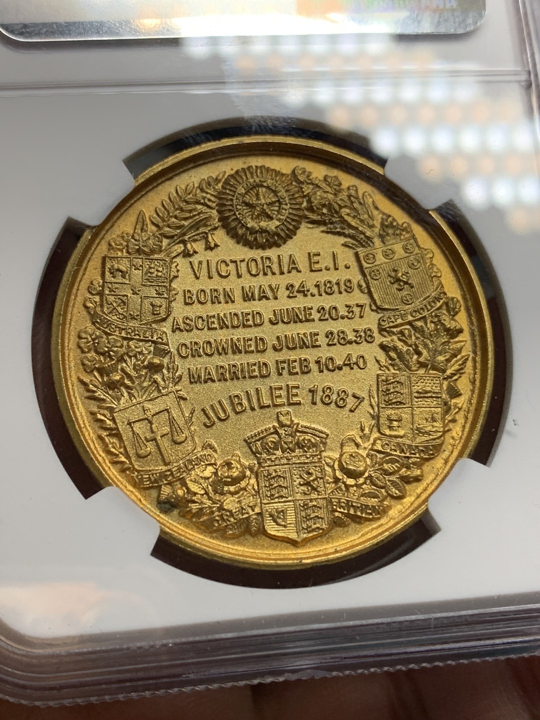 《竞宝斋》第147场-周日，周一 2场 (全场包邮) NGC MS65 1887年英国维多利亚加冕50周年镀金纪念章，顶级品相，WM镀金章