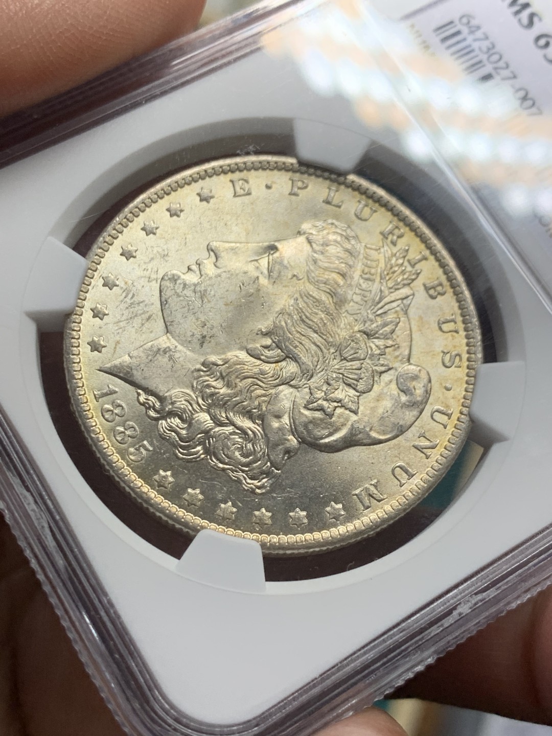 《竞宝斋》第147场-周日，周一 2场 (全场包邮) NGC-MS63 美国 1885 O厂 摩根1美元银币 正面淡金彩 鹰面锈红彩