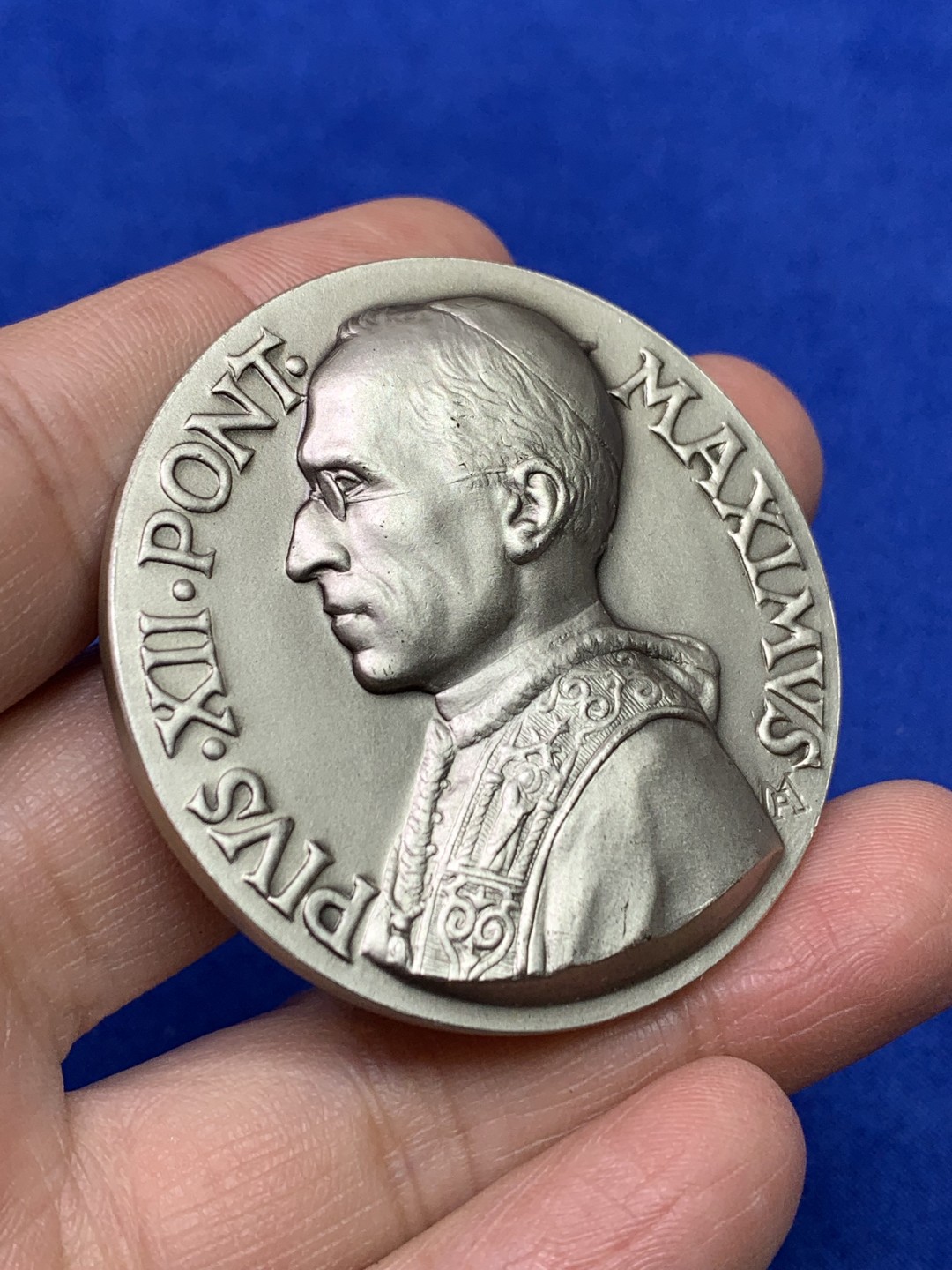 《竞宝斋》第147场-周日，周一 2场 (全场包邮) 1958年 梵蒂冈教皇庇护十二世镀银铜章（纸盒），直径50mm，重量74.4g，超级高浮雕