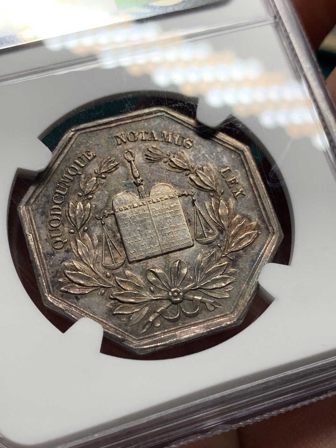 《竞宝斋》第147场-周日，周一 2场 (全场包邮) NGC-MS62 法国卡克塔公证处JETON银质八角章 稀少手指边铭 五彩