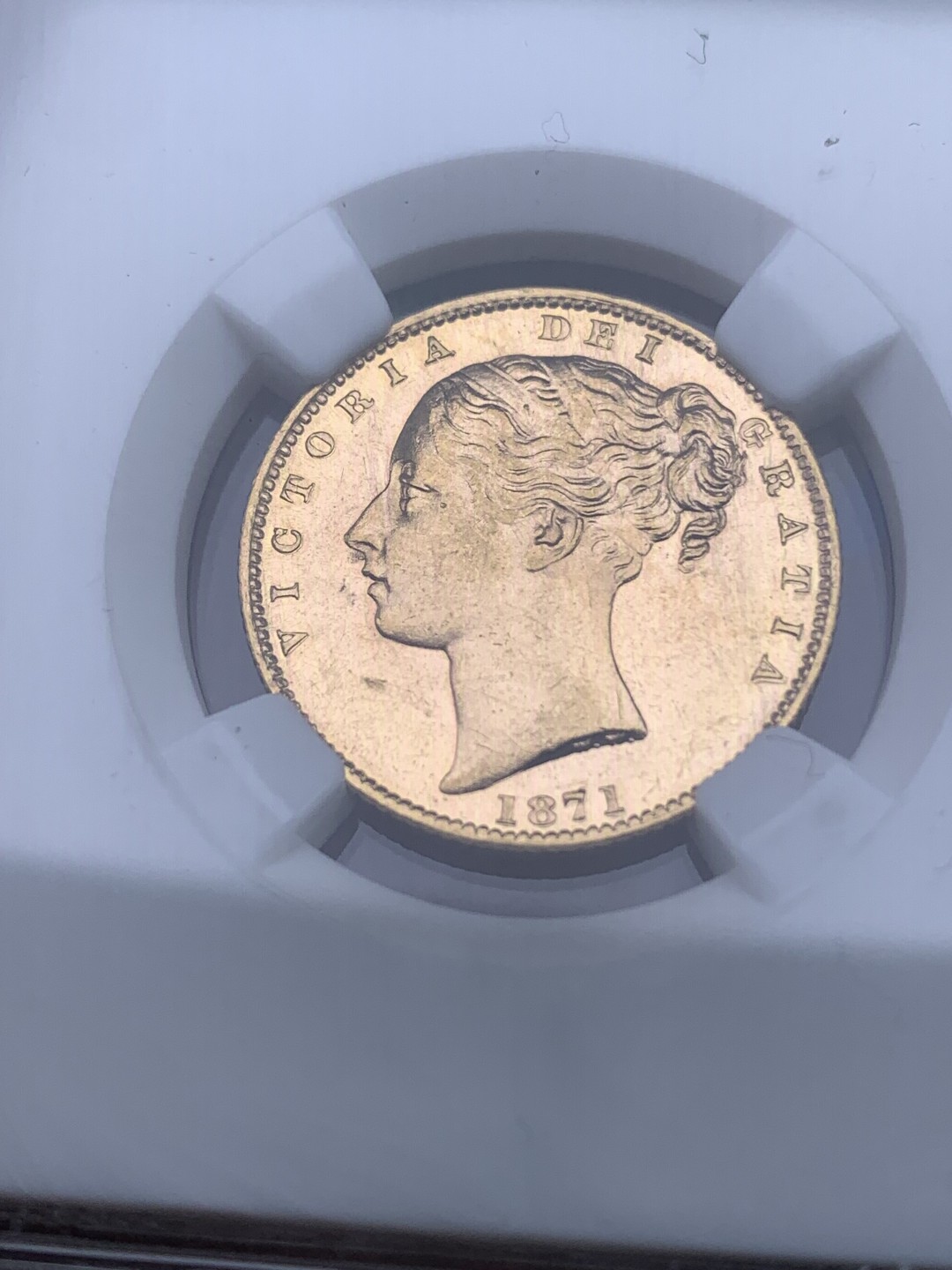 《竞宝斋》第147场-周日，周一 2场 (全场包邮) NGC MS62 1871年英国小维本土索维林金币 8克金币 盾徽版 背面完美