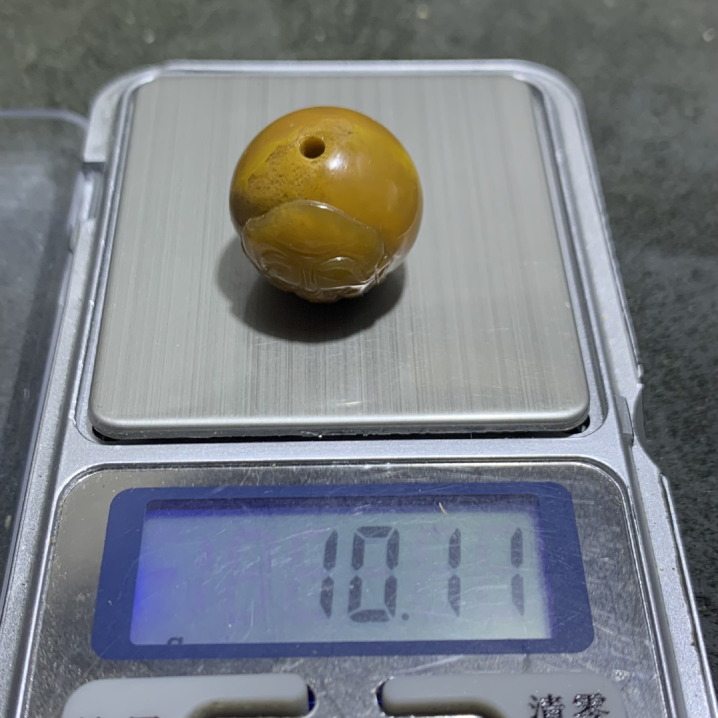 精美鸡油黄战国红玛瑙雕刻罗汉珠一颗！