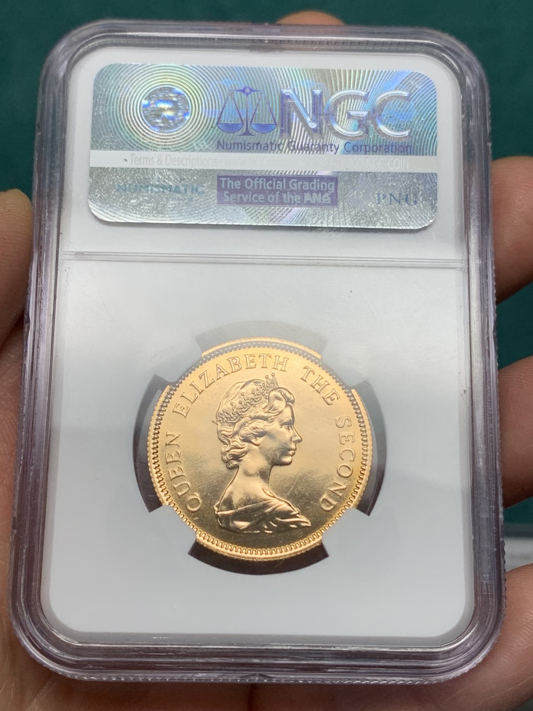 《竞宝斋》第147场-周日，周一 2场 (全场包邮) NGC-MS67  1975年 香港1000元 英女王访港金币 15.97克 0.917金 直径28.4MM 厚度1.8MM 发行15.000枚 2022.12HA-MS67 1200美元