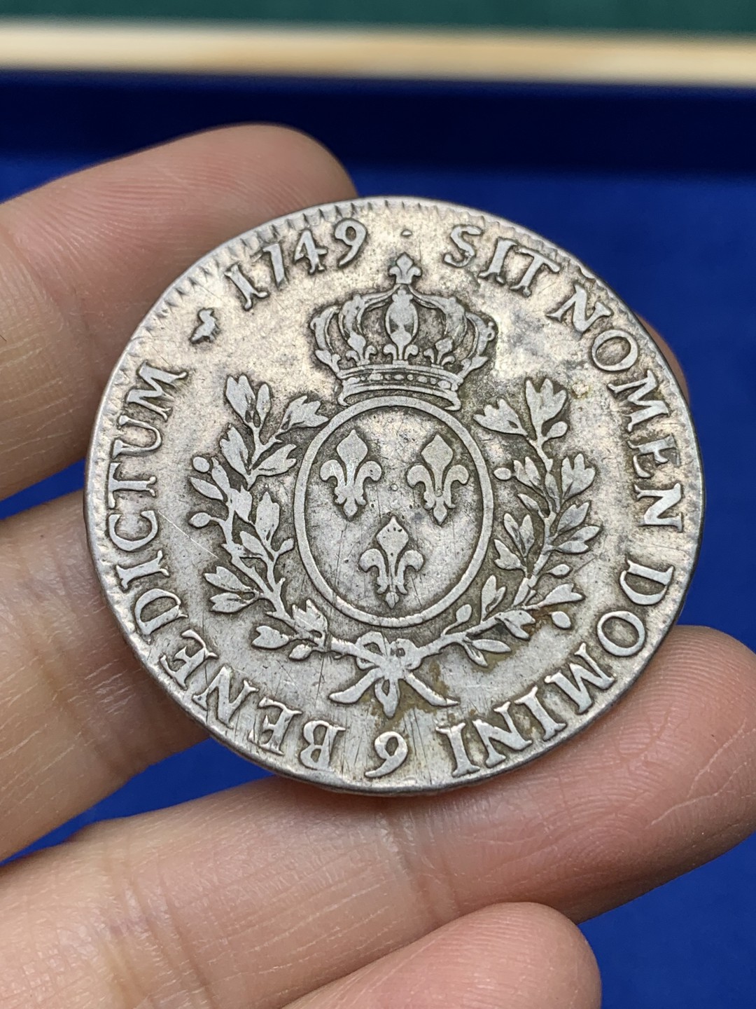 《竞宝斋》第147场-周日，周一 2场 (全场包邮) 1749-9雷恩厂法国路易十五埃居大银币，极其罕见的版本，发行量24000，学者认为已知的存世量不足5枚（Alhéritière & Deswelle, 2004）