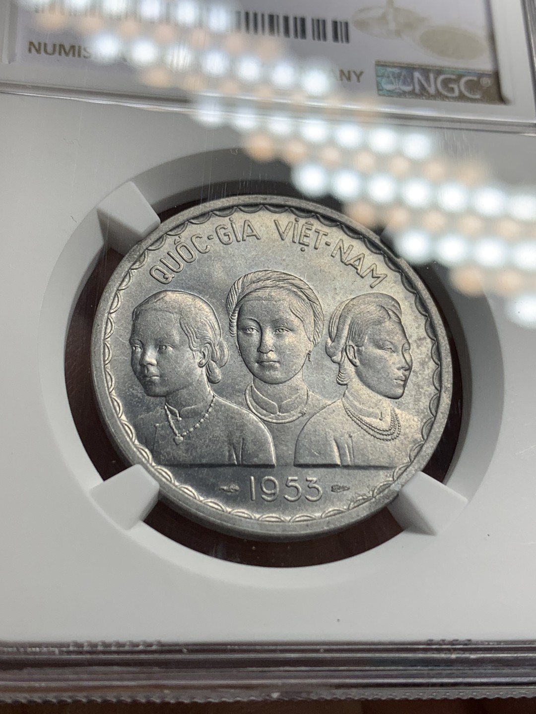 《竞宝斋》第147场-周日，周一 2场 (全场包邮) NGC MS64南越南1953年双龙三姐妹大铝币，南越南所有币中最有设计感的一套，既有东南亚服装特色，由有宗主国双龙的影子