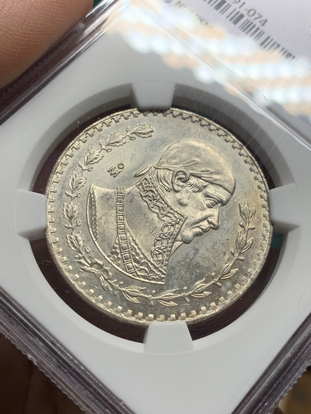 《竞宝斋》第147场-周日，周一 2场 (全场包邮) NGC-MS62 墨西哥1963年 小鹰洋1比索银币 原光好品 淡彩