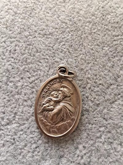 【8个洞收藏】第6场★0押0起一件包邮★女神专场(持续更新···) 7天连拍 回馈老粉 感谢陪伴   - 推荐收藏的一个牌子 意大利早期 圣安东尼小圣牌 16MM 铁制镀银，个人推断多为一二战左右时间，因为大多战争时期的圣牌多用铝与铁或锌等，现代用铁基的反而很少见。字迹清晰  