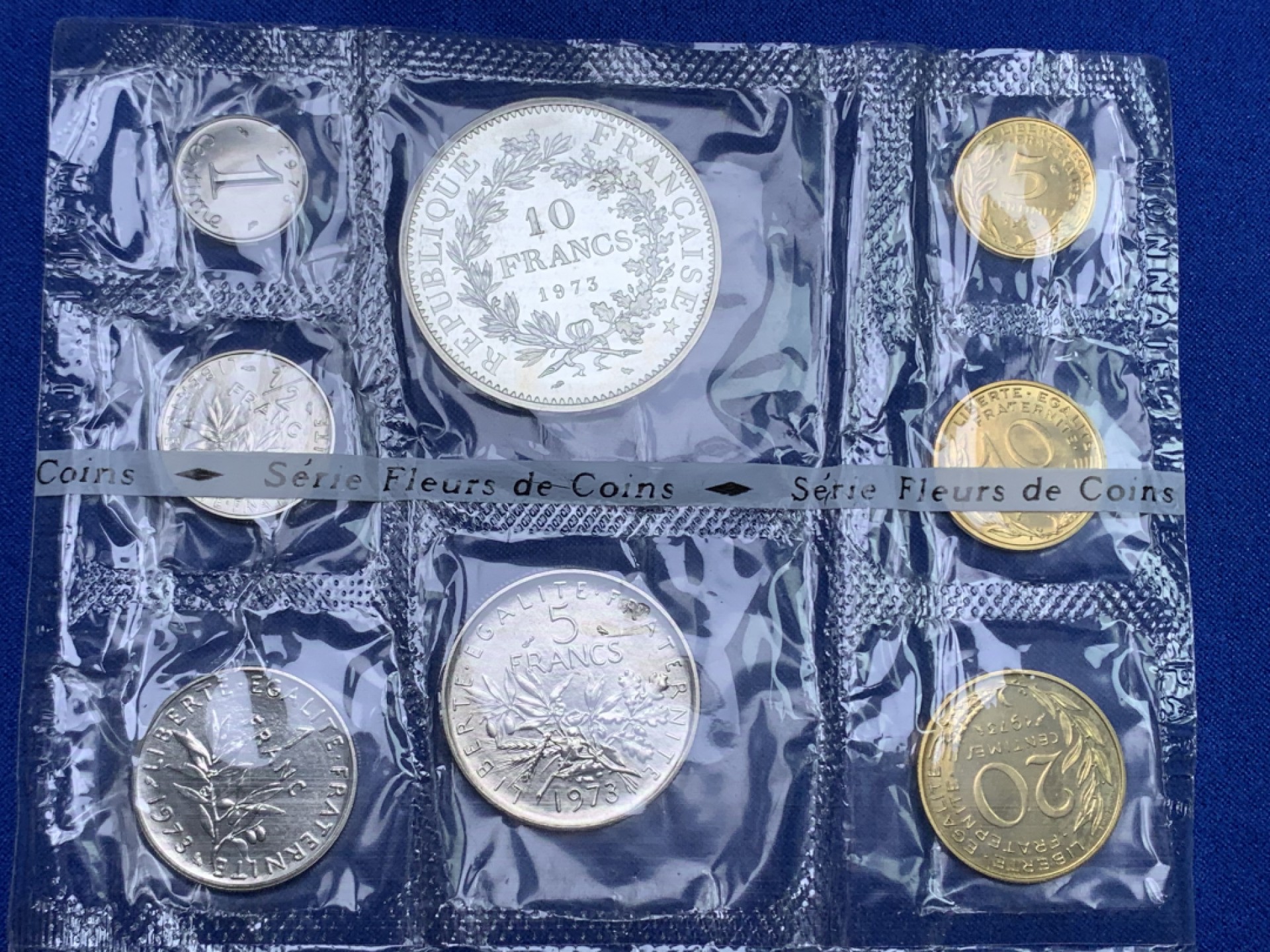 《竞宝斋》第147场-周日，周一 2场 (全场包邮) 法国 1973年原包装8枚套带 1枚大银币 状态好