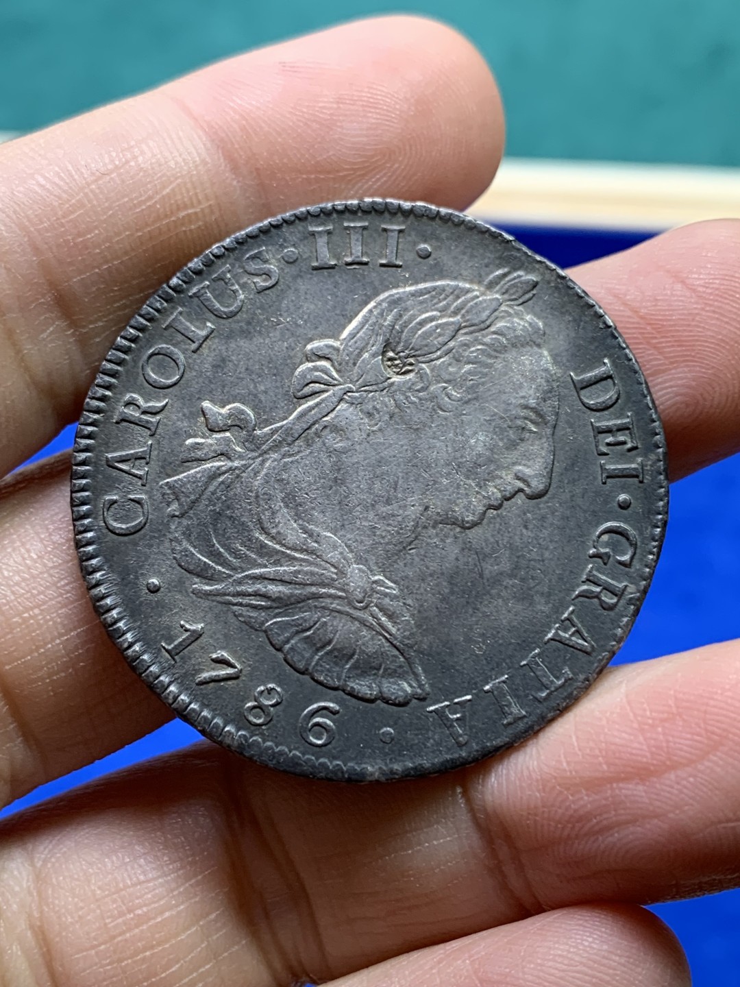 《竞宝斋》第147场-周日，周一 2场 (全场包邮) 秘鲁 1786年 卡三 双柱大银币 细节不错 花冠上有一个戳 挺别致的 细节见图