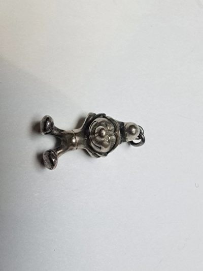 【8个洞收藏】第6场★0押0起一件包邮★女神专场(持续更新···) 7天连拍 回馈老粉 感谢陪伴   - 背手小精灵 吊坠 老银器吊坠一个 欧洲产地  带款式  做工细节到位  