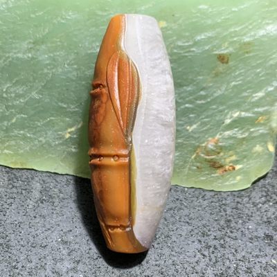 精美战国红玛瑙亚光俏色巧雕竹桶珠一颗！ 精美战国红玛瑙亚光俏色巧雕竹桶珠一颗！