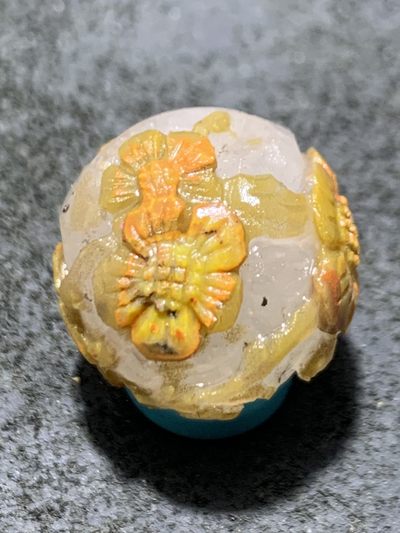 精美冰飘亚光战国红玛瑙手工俏色巧雕梅花随形圆珠一个， - 精美冰飘亚光战国红玛瑙手工俏色巧雕梅花随形圆珠一个，