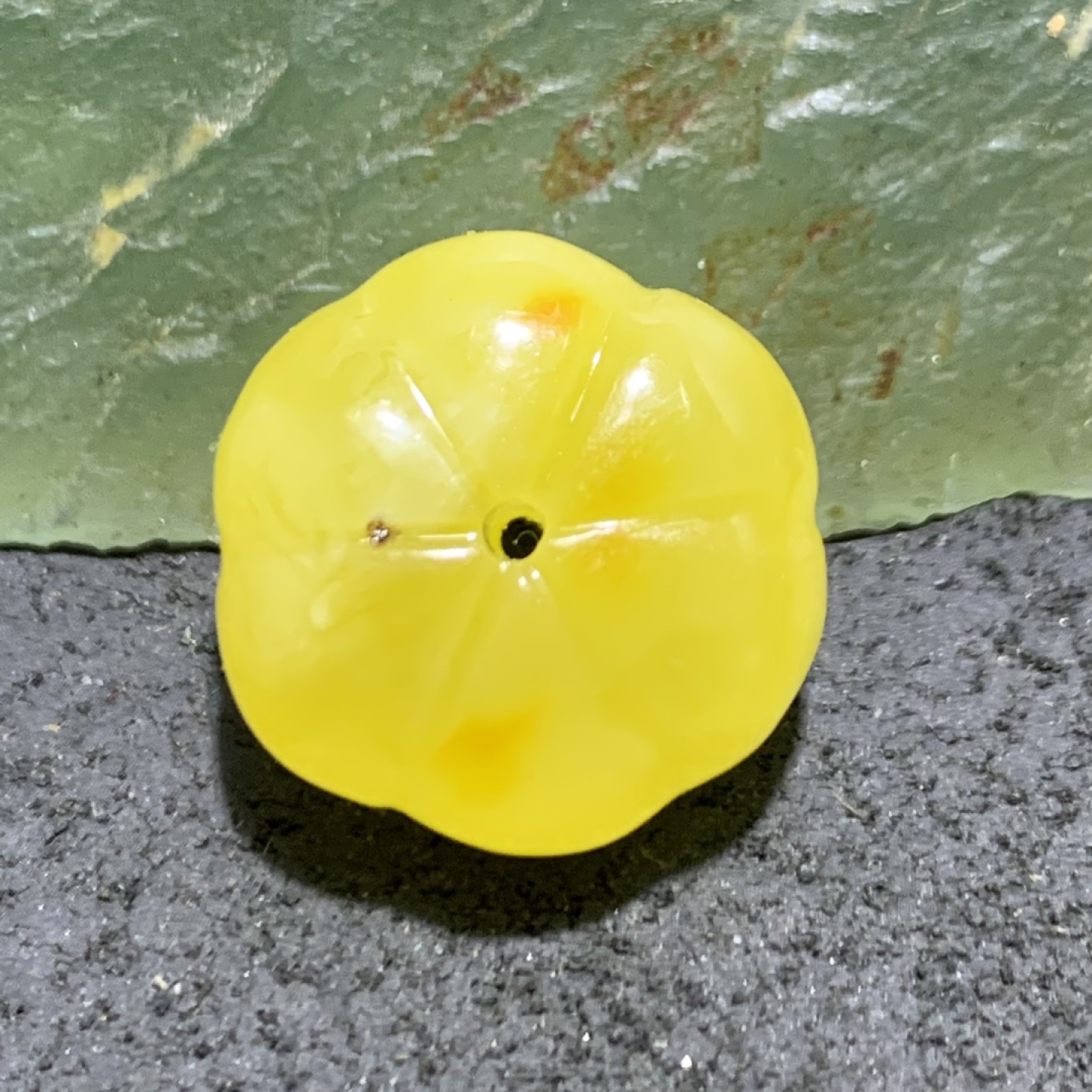 天然乌克兰原矿蜜蜡瓜珠一颗！