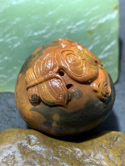 精美冰飘战国红玛瑙手工俏色巧雕蝶恋花把件一个， 精美冰飘战国红玛瑙手工俏色巧雕蝶恋花把件一个，