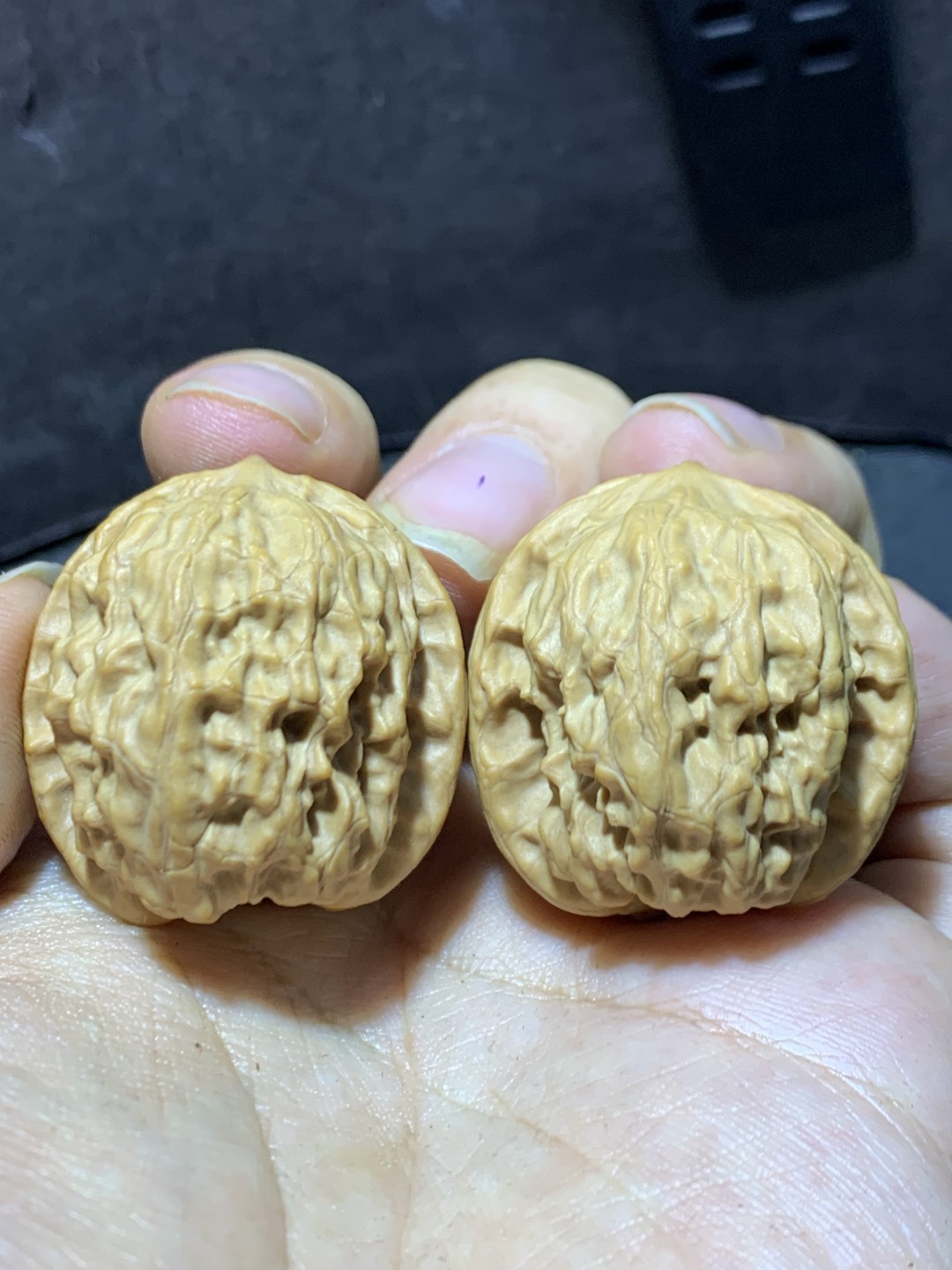 精美小众桃油野狼狮子头昌闷手捻文玩核桃一对