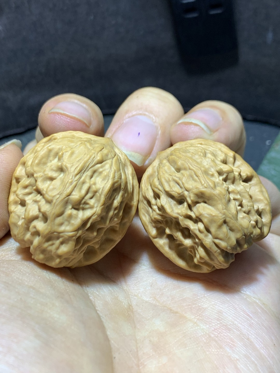 精美小众桃油野狼狮子头昌闷手捻文玩核桃一对