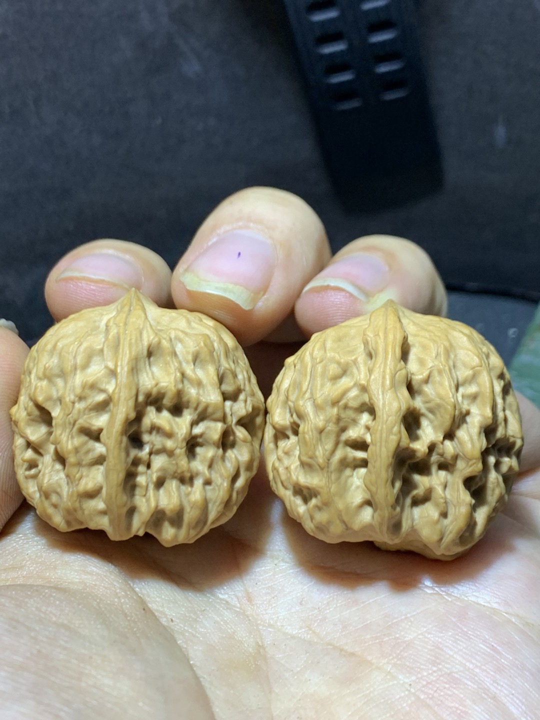 精美小众桃油野狼狮子头昌闷手捻文玩核桃一对