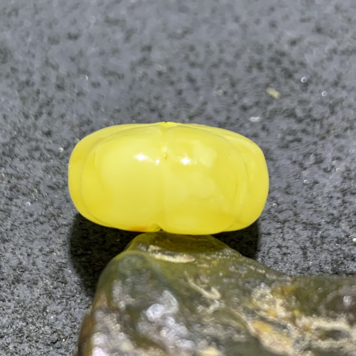 天然乌克兰原矿蜜蜡瓜珠一颗！