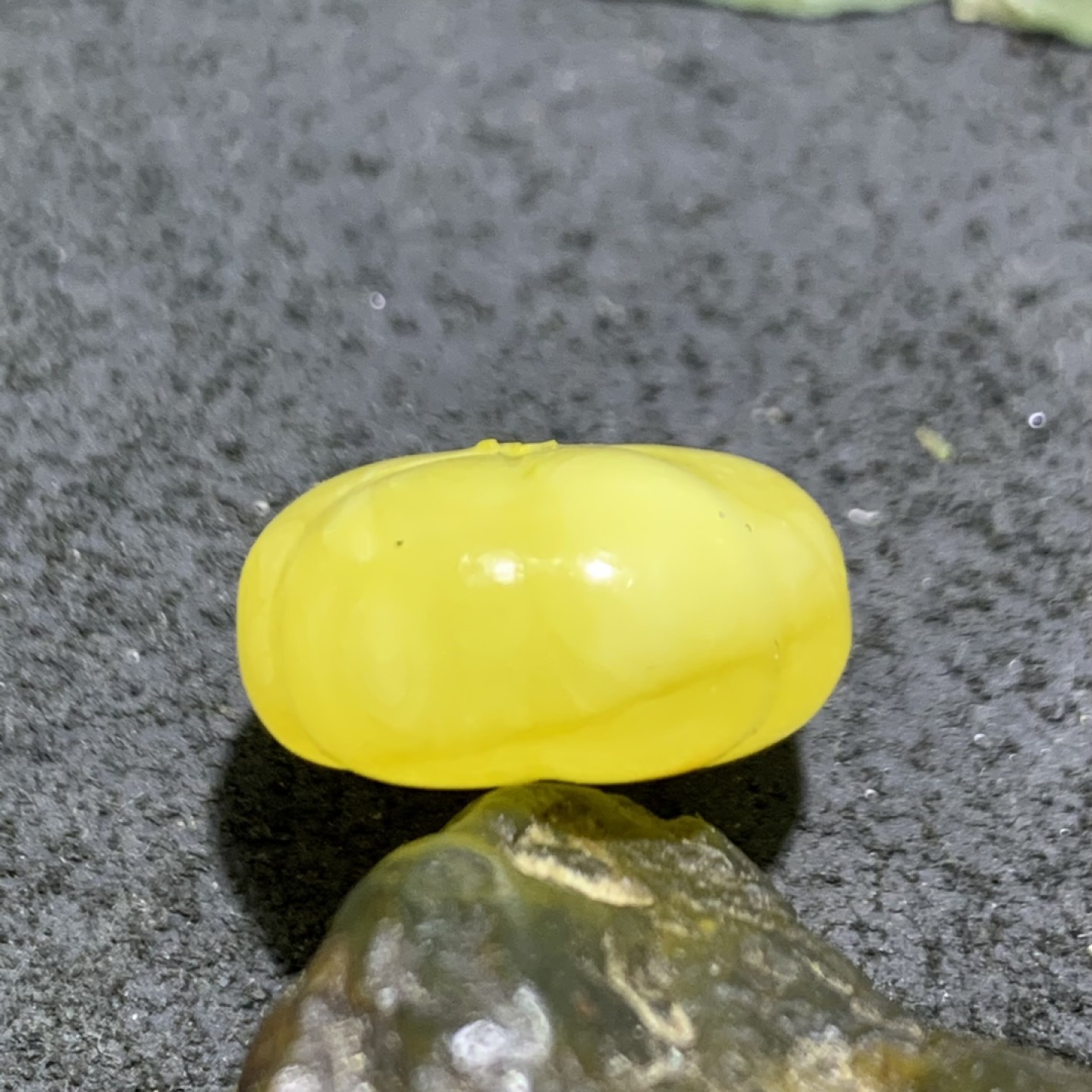 天然乌克兰原矿蜜蜡瓜珠一颗！