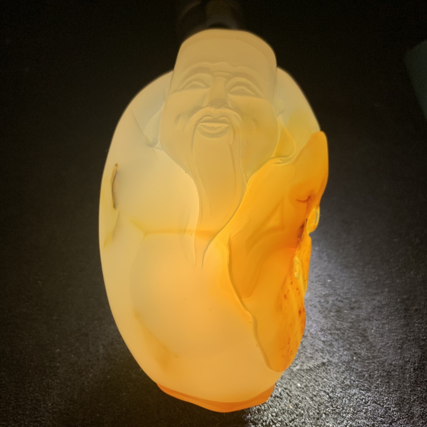 精美天然马达加斯加玛瑙雕刻财神把件一个，