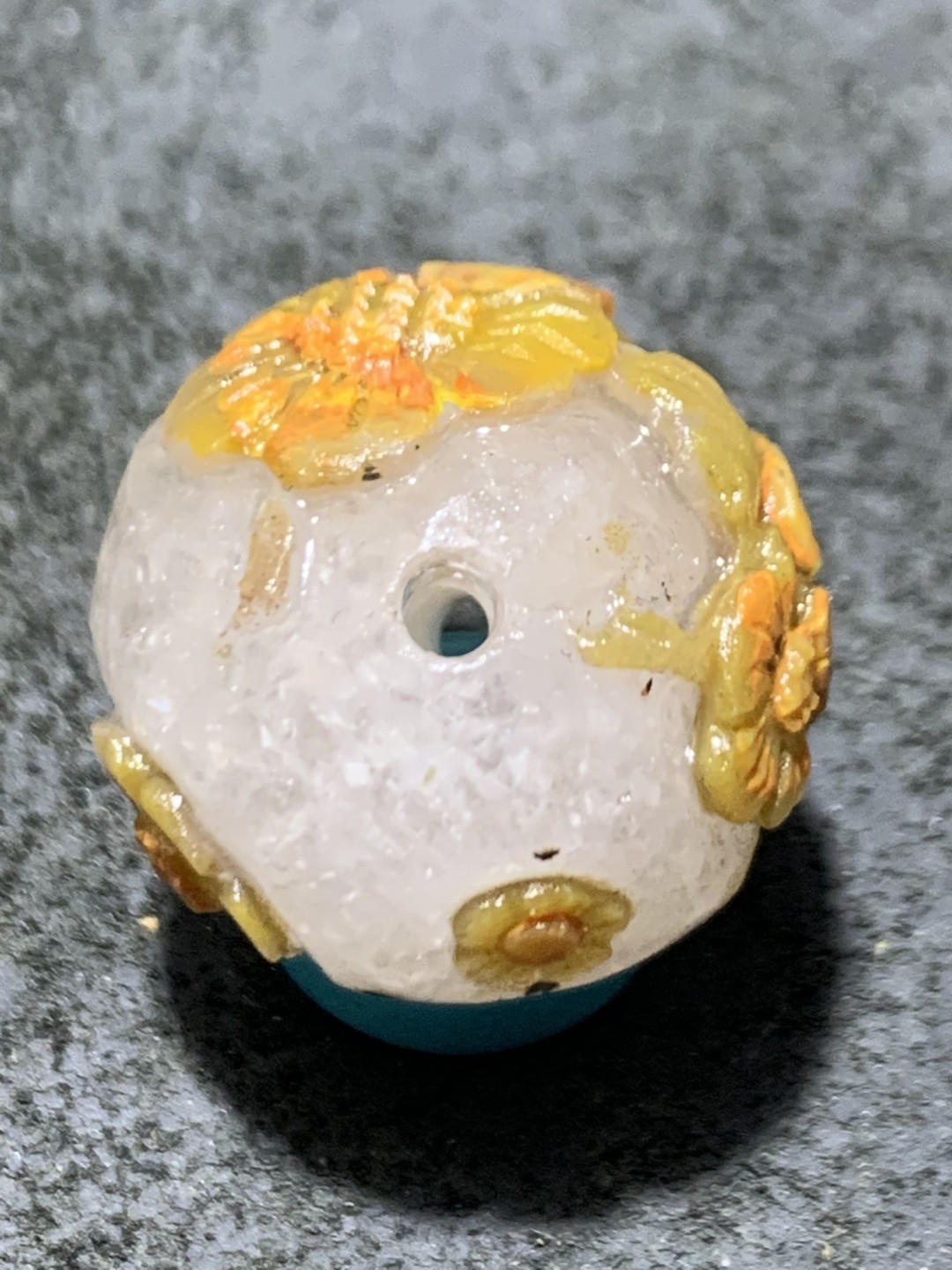 精美冰飘亚光战国红玛瑙手工俏色巧雕梅花随形圆珠一个，