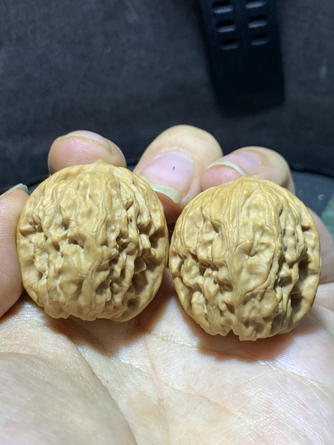 精美小众桃油野狼狮子头昌闷手捻文玩核桃一对