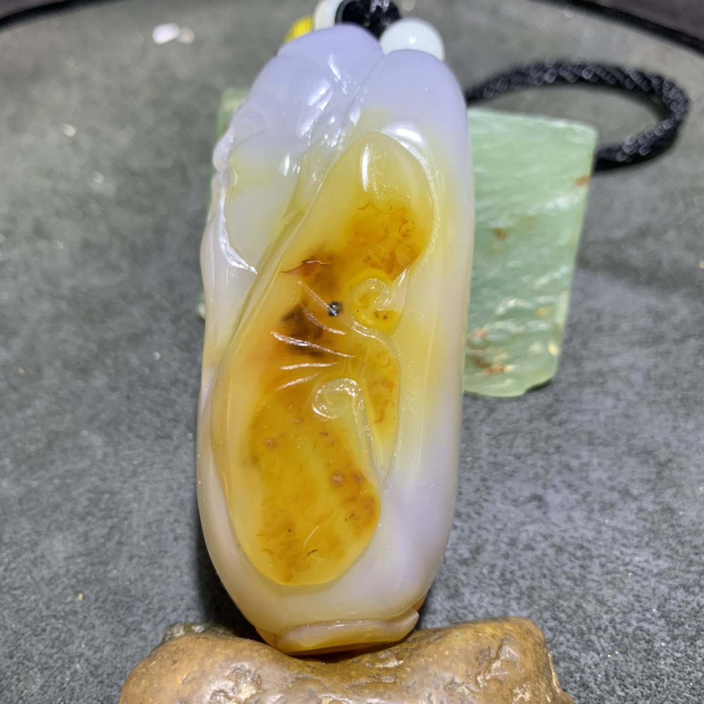 精美天然马达加斯加玛瑙雕刻财神把件一个，