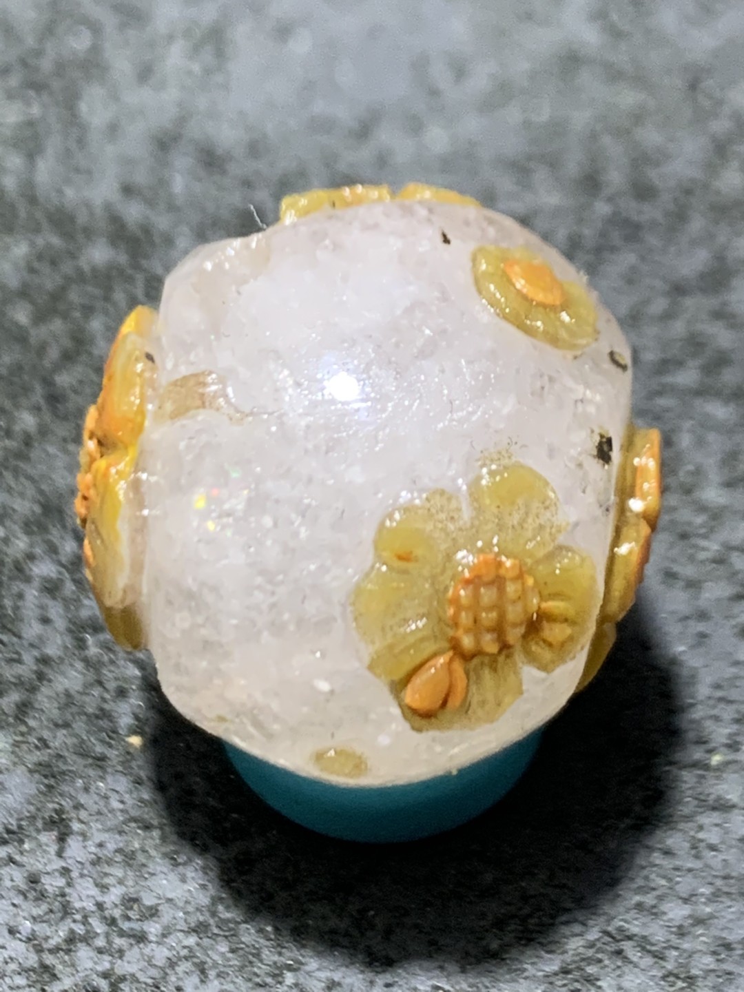 精美冰飘亚光战国红玛瑙手工俏色巧雕梅花随形圆珠一个，
