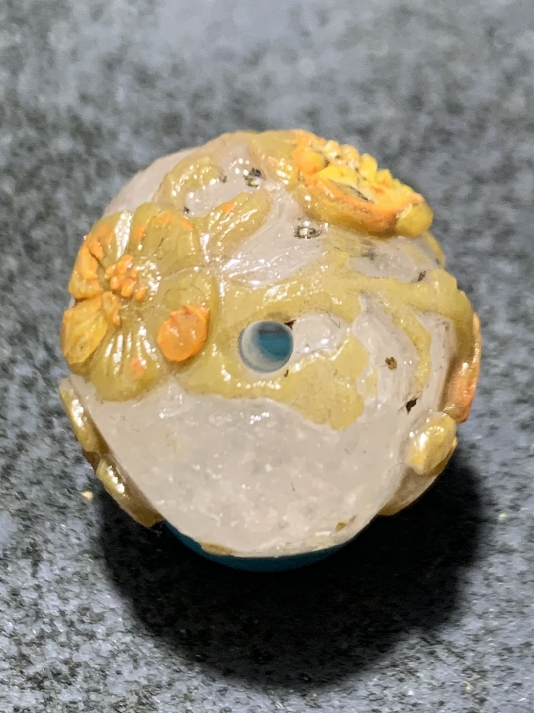 精美冰飘亚光战国红玛瑙手工俏色巧雕梅花随形圆珠一个，