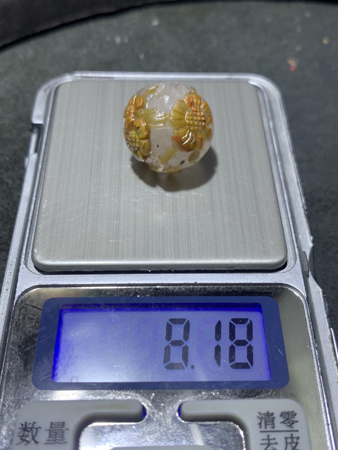 精美冰飘亚光战国红玛瑙手工俏色巧雕梅花随形圆珠一个，