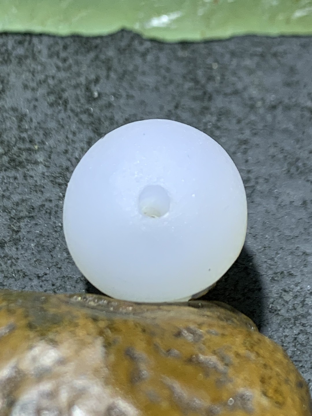 精美亚光高玉化海洋玉髓手工俏色巧雕仙鹤桶珠一个！